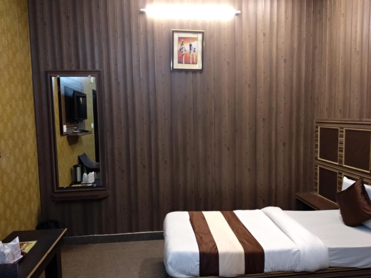Grg Pardesi Hotel Haridwar Bagian luar foto